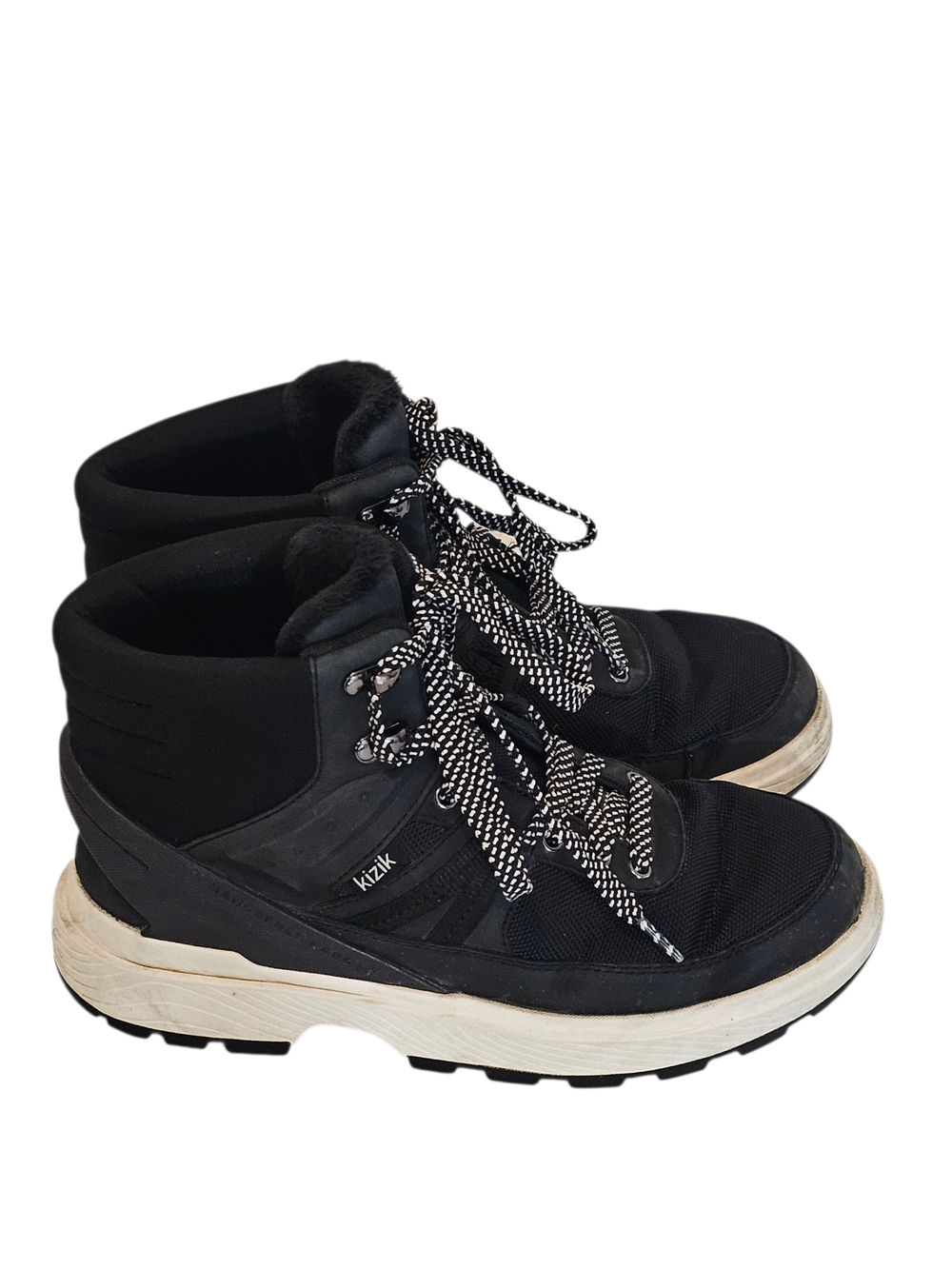 Kizik Women's Sierra Boots with Hands Free Technology Size: 7 Black/White